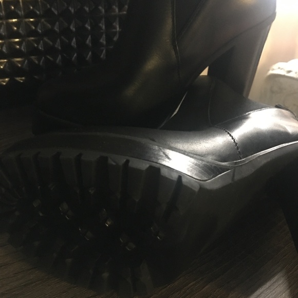 Leather bootie size 37 brand new; no box - Picture 3 of 3